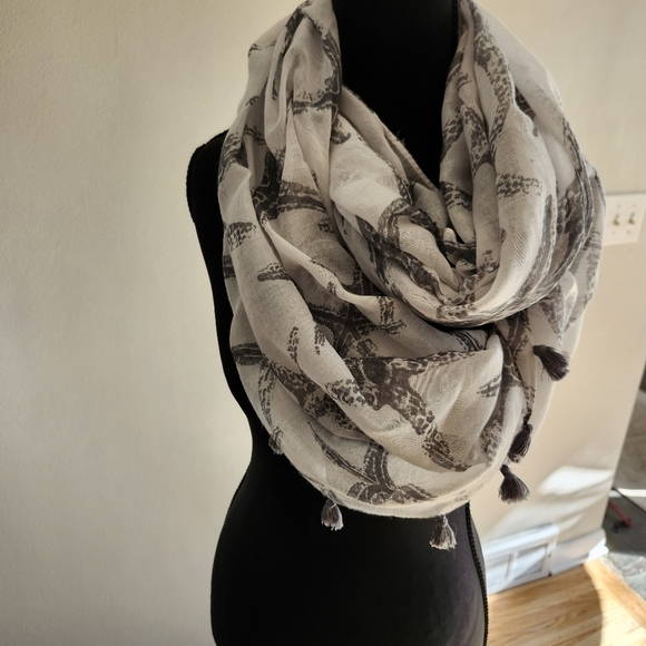 Do everything in love Starfish Patterned Scarf - Picture 4 of 5